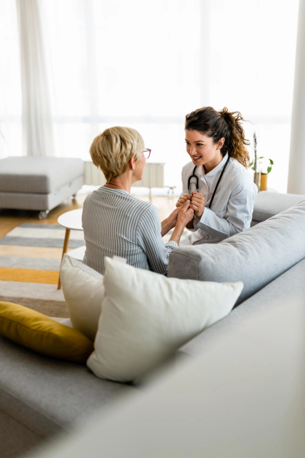 врач частного медицинского центра разговаривает с пациентом